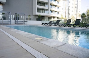 Una piscina al aire libre de temporada