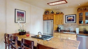 Fridge, microwave, oven, stovetop - Sunflower South East - 1 Bed/1 Bath, Full Kitchen (Santa Fe)