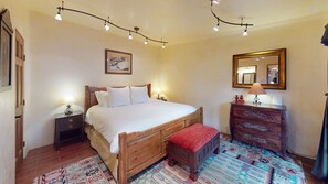 1 bedroom, iron/ironing board, travel cot, WiFi - Sunflower South East - 1 Bed/1 Bath, Full Kitchen (Santa Fe)