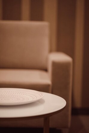 Deluxe Room | Minibar, free cribs/infant beds, free WiFi, bed sheets