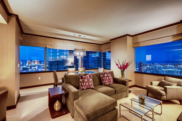 Una televisión de pantalla plana, una oficina