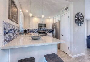 冷蔵庫、電子レンジ、オーブン、コンロ