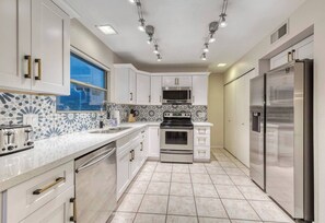 Fridge, microwave, oven, stovetop - YOUR private Desert Getaway with FREE Heated Pool! (Phoenix)