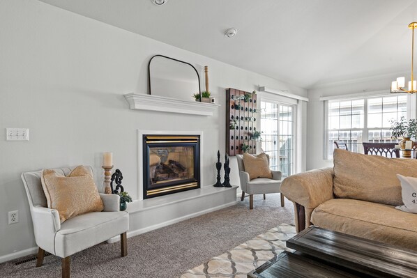 Smart-TV, Kamin, DVD-Player, Bücher