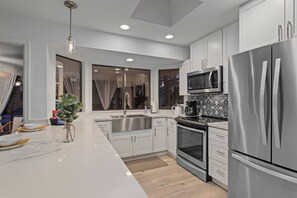 Jääkaappi, mikroaaltouuni, uuni, liesi