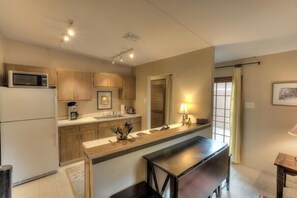 Fridge, microwave, oven, stovetop - Sunflower North West - 1 Bed/1 Bath, Full Kitchen (Santa Fe)