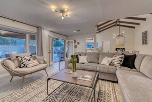 Smart-TV, Kamin, Arbeitsbereiche