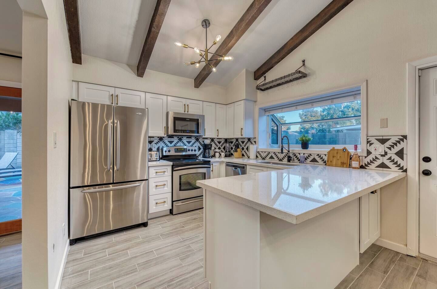 Kühlschrank, Mikrowelle, Ofen, Herdplatte