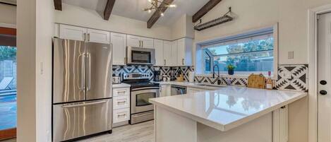 Réfrigérateur, micro-ondes, four, plaque de cuisson