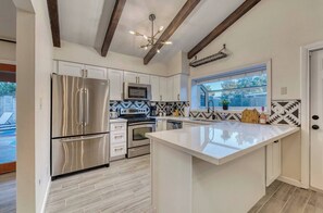 Kjøleskap, mikrobølgeovn, ovn og kokeplater