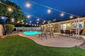 A heated pool - Modern Farmhouse with FREE Heated Pool & Fast WIFI (Phoenix)