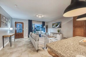 Smart TV, offices - Modern Farmhouse with FREE Heated Pool & Fast WIFI (Phoenix)