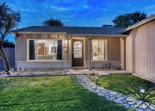 Modern Farmhouse with FREE Heated Pool & Fast WIFI