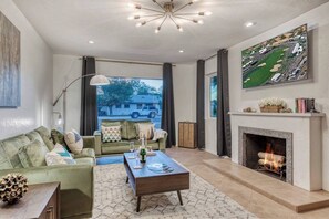 Smart-TV, Kamin, Arbeitsbereiche