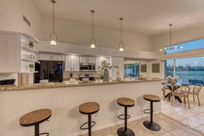 Dining - Fabulous Golf Course & FREE Private heated Pool! (Mesa)