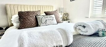 Luxury apartment in central Lichfield. Free parking. Sleeps from 1 to 6 people