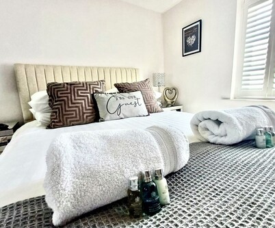 Luxury apartment in central Lichfield. Free parking. Sleeps from 1 to 6 people