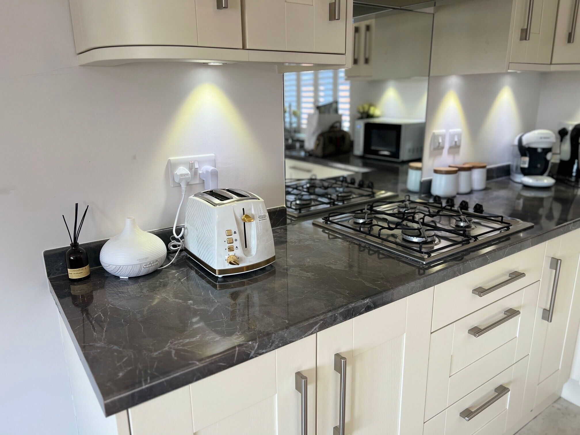 Een koelkast, een microgolfoven, een oven, een kookplaat