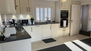 Kylskåp, mikrovågsugn, ugn och spishäll