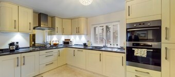 Luxury apartment in central Lichfield. Free parking. Sleeps up to 6 people