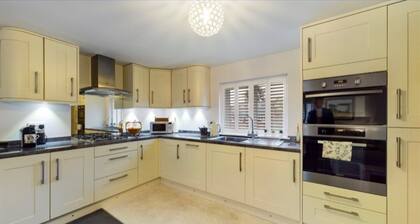 Luxury apartment in central Lichfield. Free parking. Sleeps up to 6 people