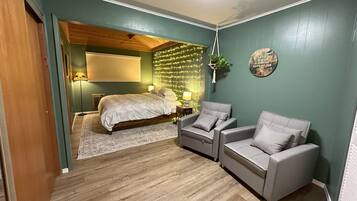 2 bedrooms, travel cot, WiFi, bed sheets