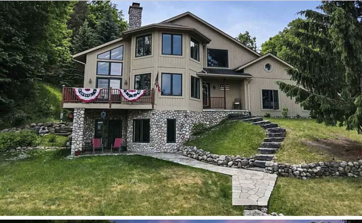  Lake Charlevoix Villa sleeps 10;
