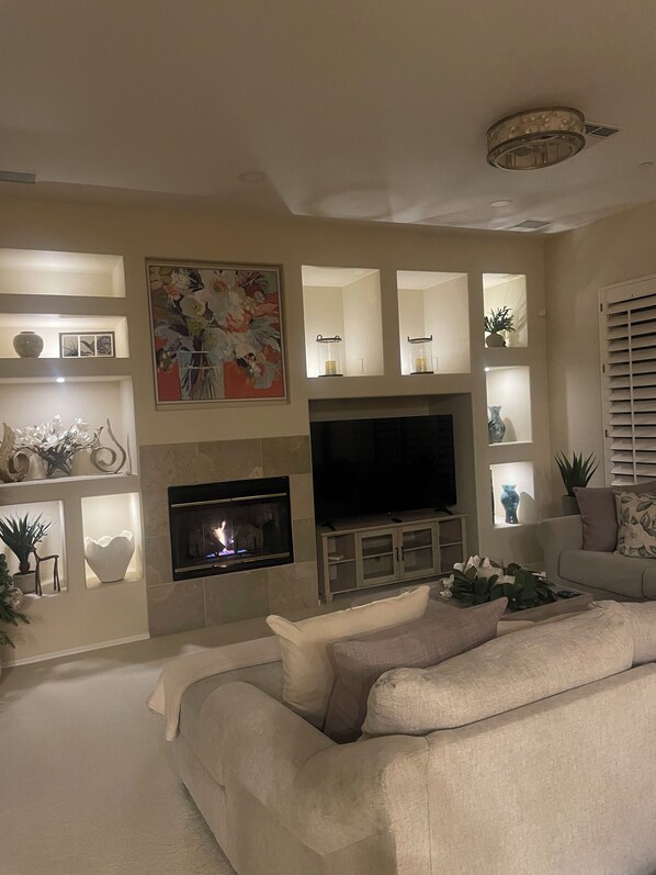 Smart TV, chimenea, mesa de ping pong, libros