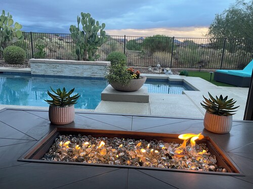 Beautiful Vacation Home Incredible views, enjoy your private oasis with pool&spa