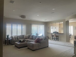 Älytelevisio, takka, pöytätennispöytä, kirjoja