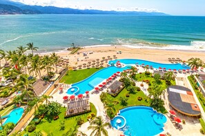 4 albercas al aire libre 