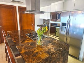 Deluxe Condo | Dapur peribadi | Peti sejuk/penyejuk beku saiz penuh, ketuhar gelombang mikro, ketuhar 