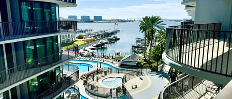 Een binnenzwembad en een verwarmd zwembad