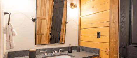 Regadera, secadora de cabello, toallas, jabón