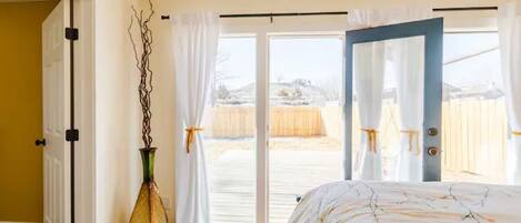 3 dormitorios, escritorio, tabla de planchar con plancha y cuna de viaje