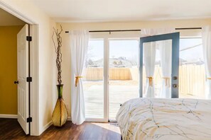 3 habitaciones, escritorio y tabla de planchar con plancha 