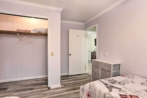 6 bedrooms, iron/ironing board, travel cot, Internet - Large Greeley House w/ 2 Game Rooms + Yard! (Greeley)