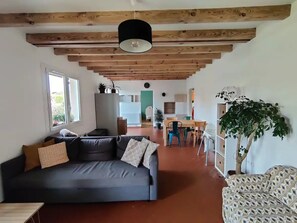 Fernseher, Kamin, Videospiele, Bücher