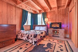 3 bedrooms, Internet, bed sheets - Walk to Ski Trails: Ludlow Home on Okemo Mountain! (Ludlow)