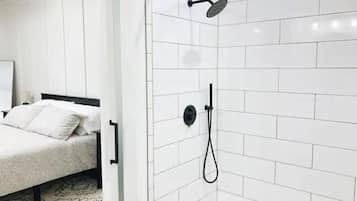 3 Schlafzimmer, Schreibtisch, Bügeleisen/Bügelbrett, Reisekinderbett