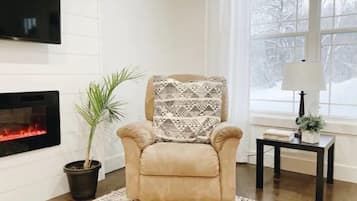 Smart-TV, Kamin, Bücher