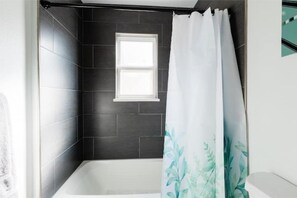 Dusche, Whirlpool, Haartrockner, Handtücher