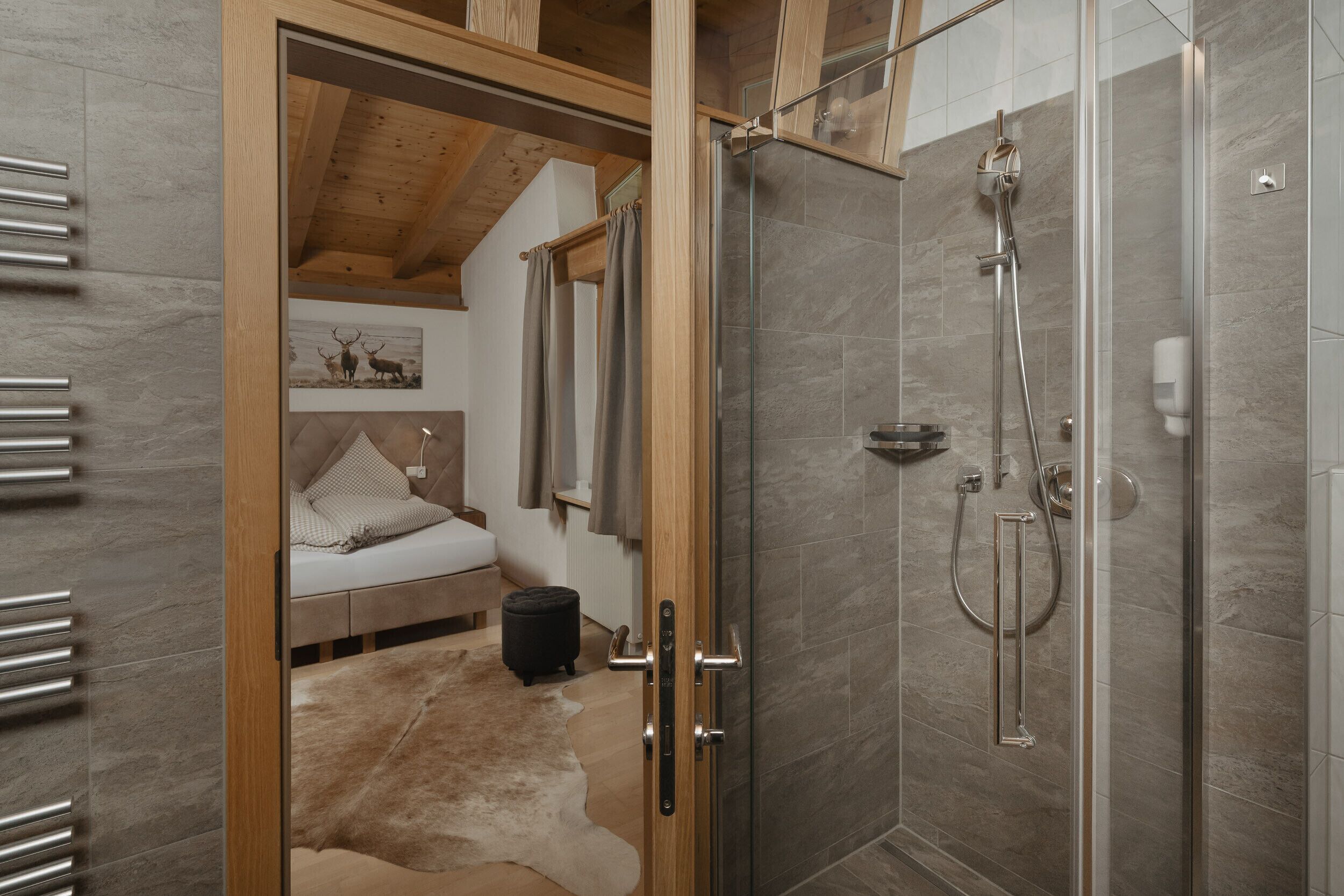 Bathtub, towels