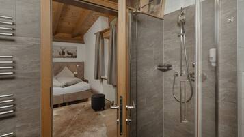 Bathtub, towels