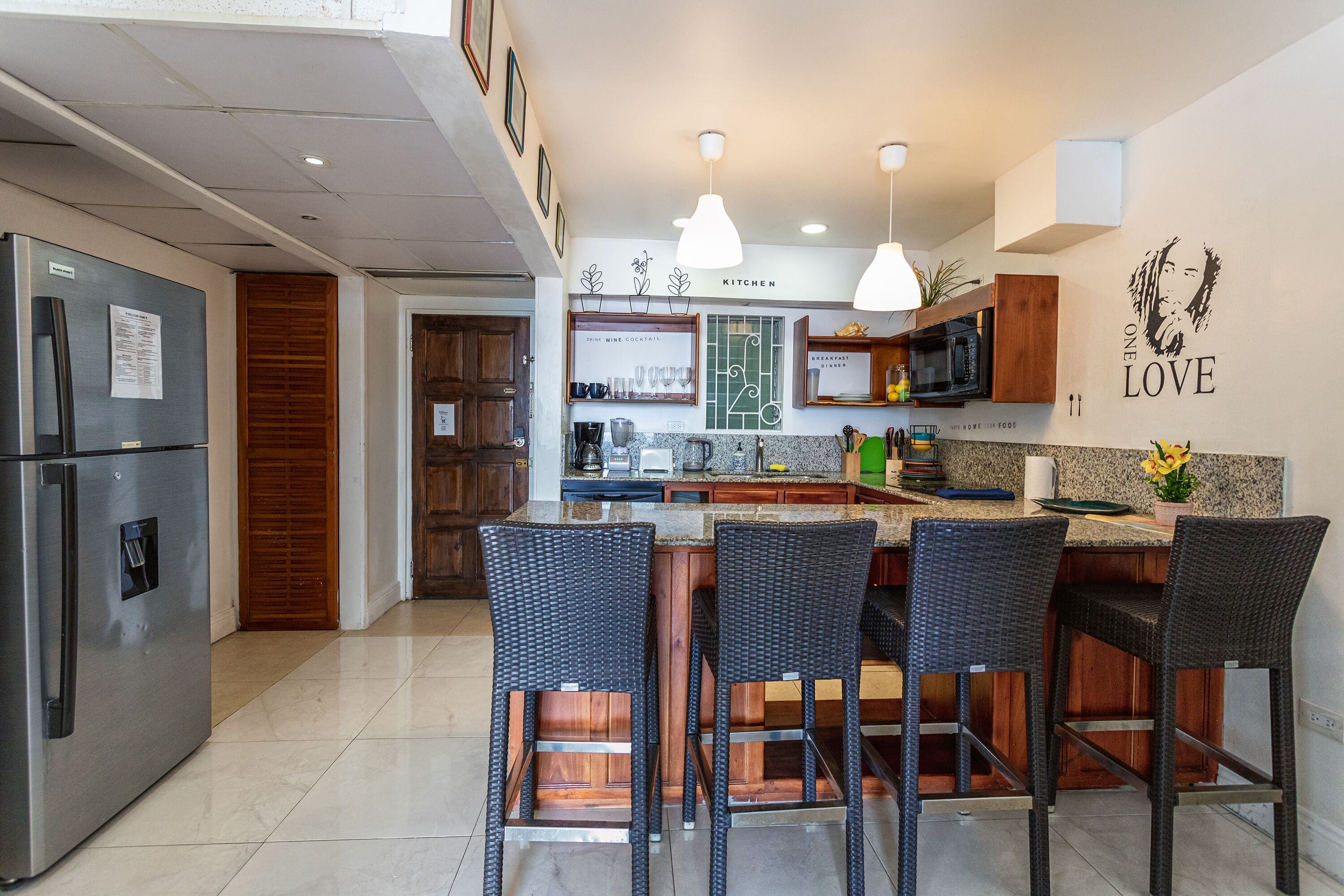 Een koelkast, een magnetron, een kookplaat, een vaatwasser