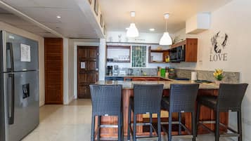 Een koelkast, een magnetron, een kookplaat, een vaatwasser