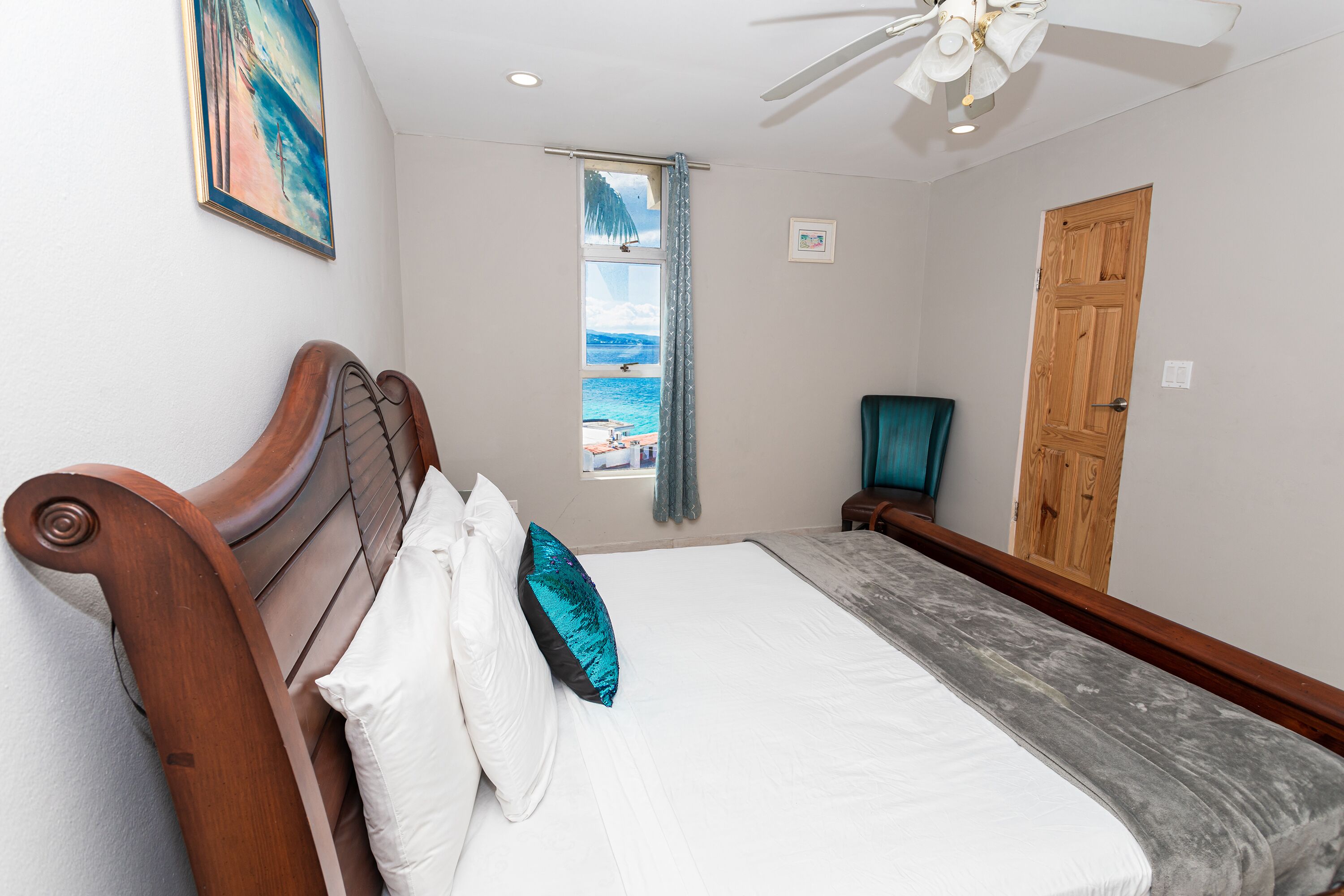2 bedrooms, in-room safe, iron/ironing board, free WiFi
