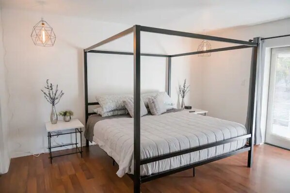 3 bedrooms, desk, iron/ironing board, travel crib