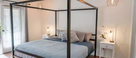 2 chambres, bureau, fer et planche à repasser, lit parapluie