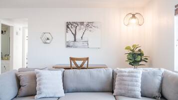 Smart-TV, Kamin, Bücher